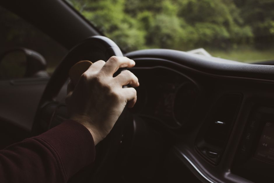 Conducteur comparant des devis d'assurance auto pour payer moins sans se tromper